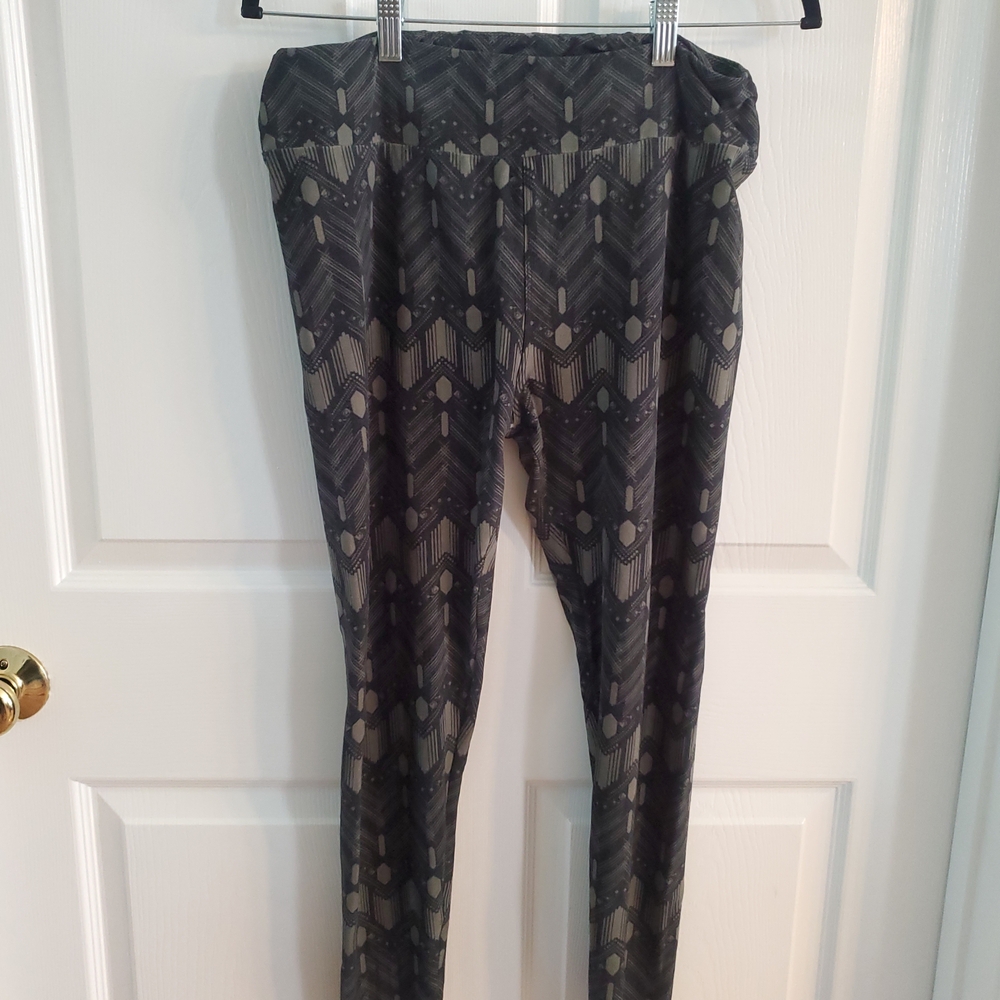 LuLaRoe Black and Olive Green/Gray Patterned Leggings. #SW